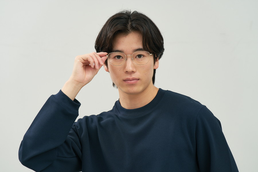 大きめサイズが特徴のウェリントン型チタンフレーム