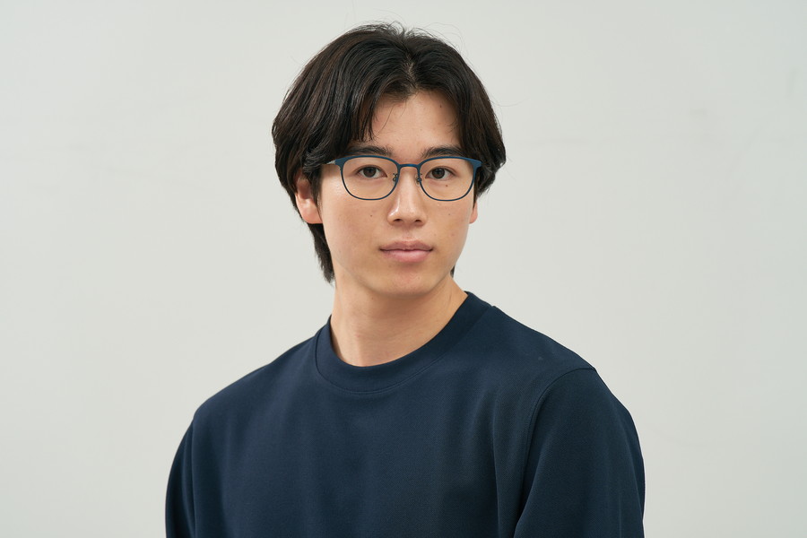 華奢なシルエットを活かしたチタンフレーム