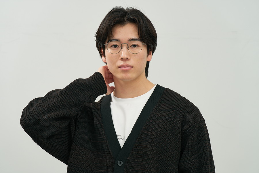 知的な印象のボストン型チタンフレーム