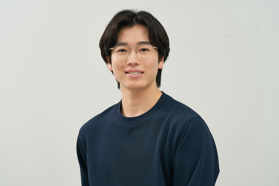 知的な印象のボストン型チタンフレーム