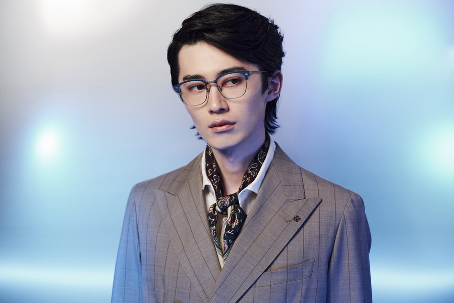 重厚感のあるウェリントン型チタンフレーム