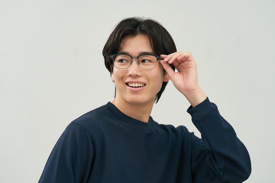 重厚感のあるウェリントン型チタンフレーム