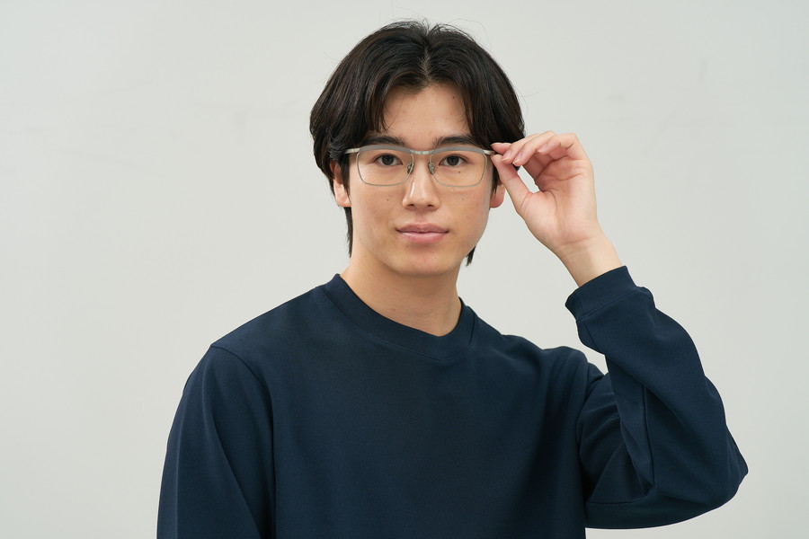 重厚感のあるウェリントン型チタンフレーム