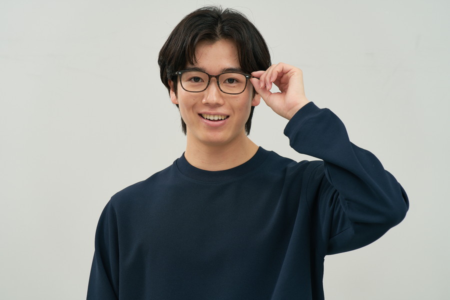 華奢なシルエットを活かしたチタンフレーム