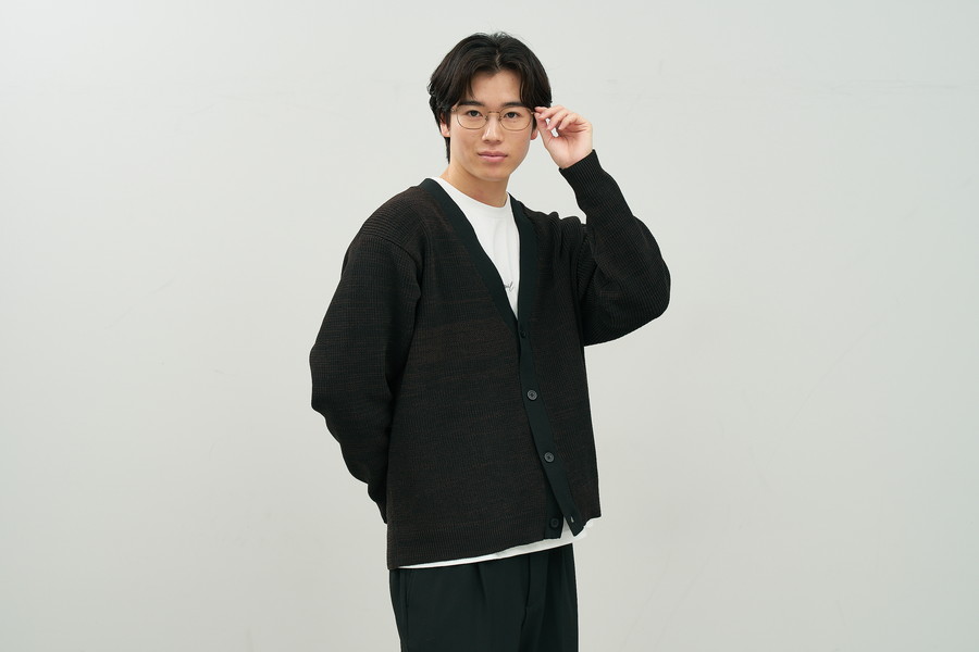 大きめサイズが特徴のウェリントン型チタンフレーム