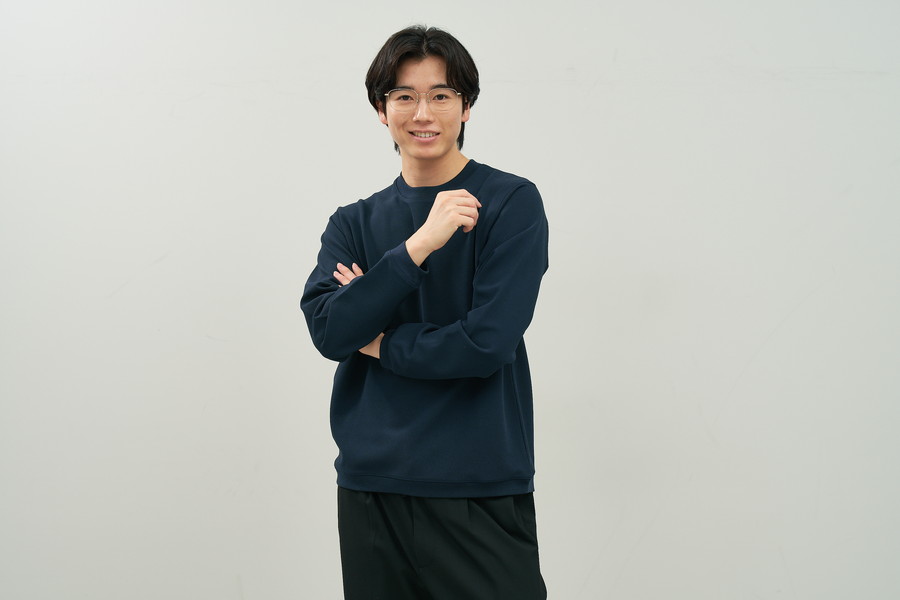 大きめサイズが特徴のウェリントン型チタンフレーム