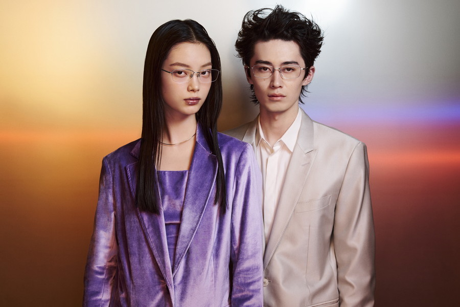 トレンド感のあるウェリントン型チタンフレーム