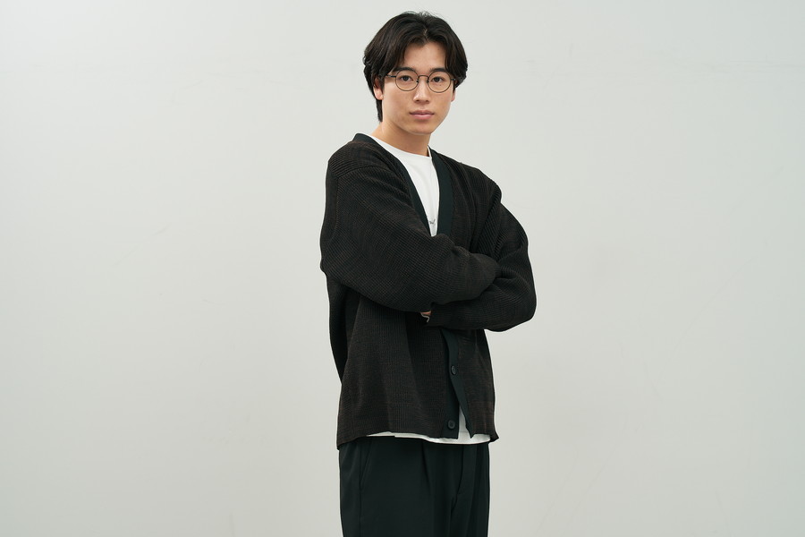 知的な印象のラウンド型チタンフレーム