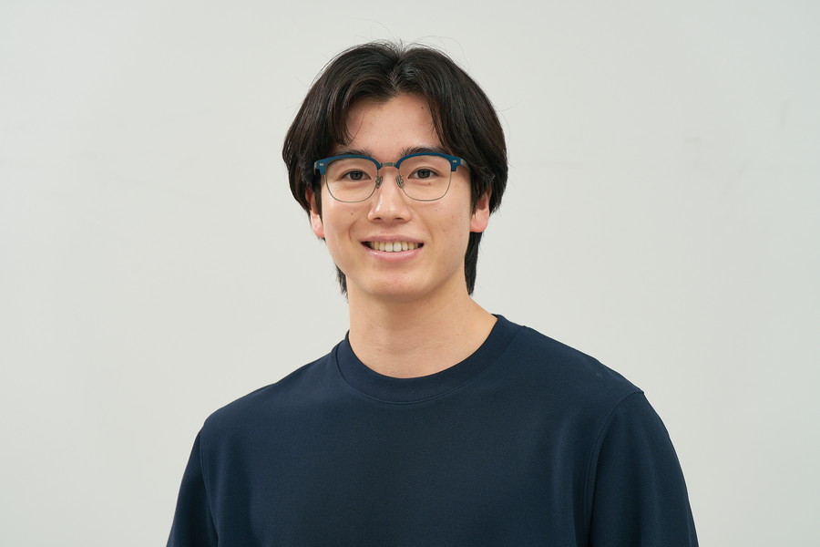 重厚感のあるウェリントン型チタンフレーム