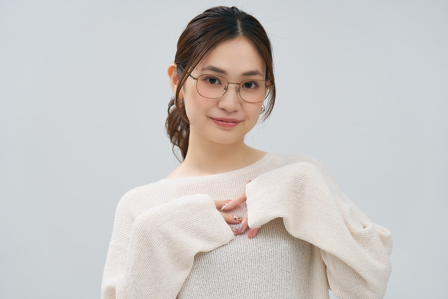 大きめサイズが特徴のウェリントン型チタンフレーム