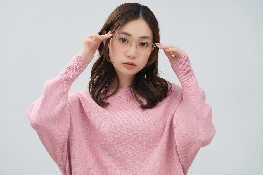 大きめサイズが特徴のウェリントン型チタンフレーム