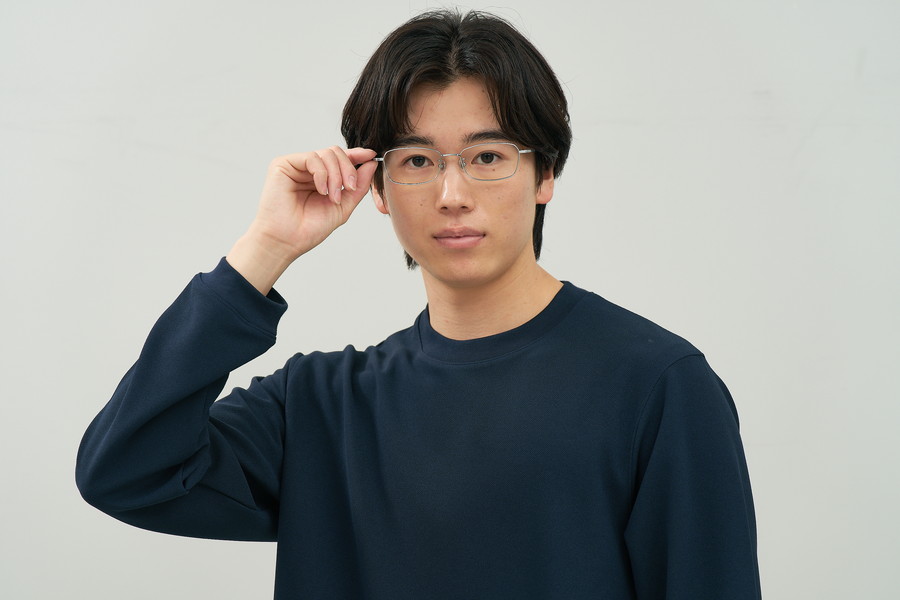 トレンド感のあるウェリントン型チタンフレーム