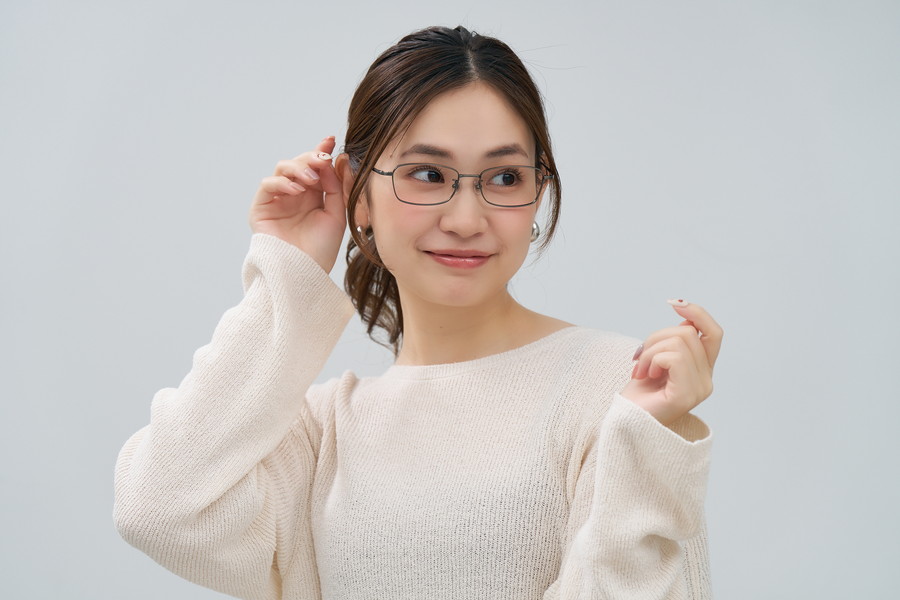 トレンド感のあるウェリントン型チタンフレーム