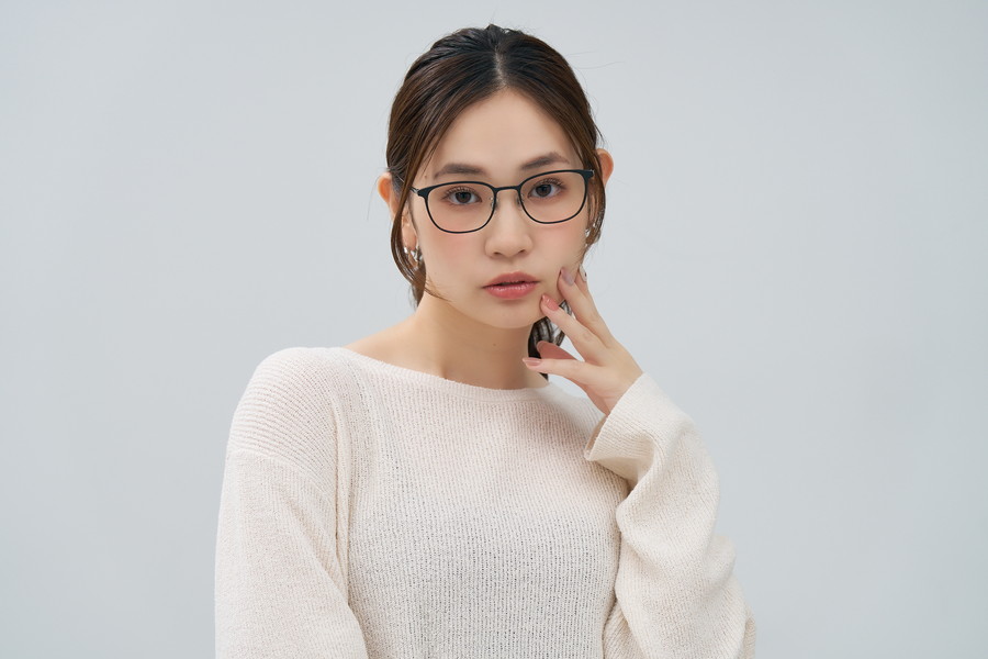 華奢なシルエットを活かしたチタンフレーム