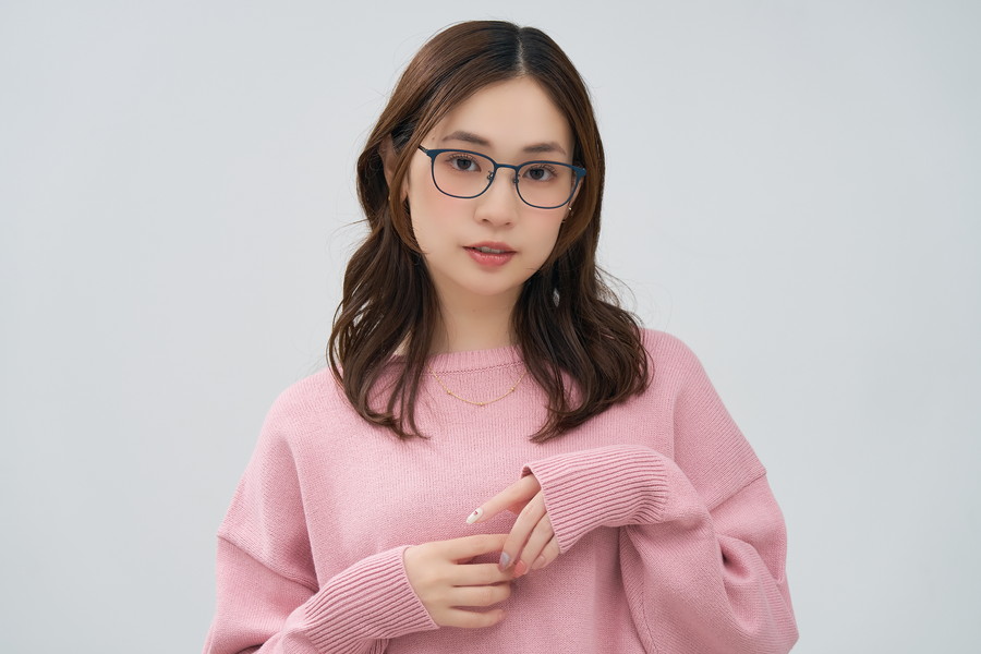 華奢なシルエットを活かしたチタンフレーム