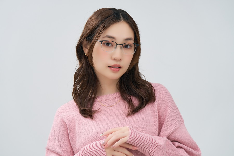 華奢なシルエットを活かしたチタンフレーム