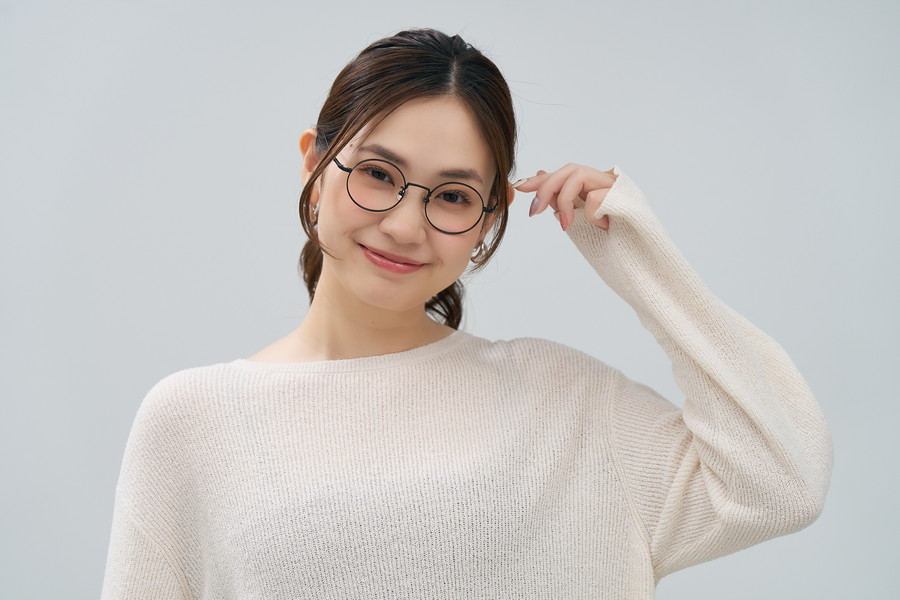 知的な印象のラウンド型チタンフレーム