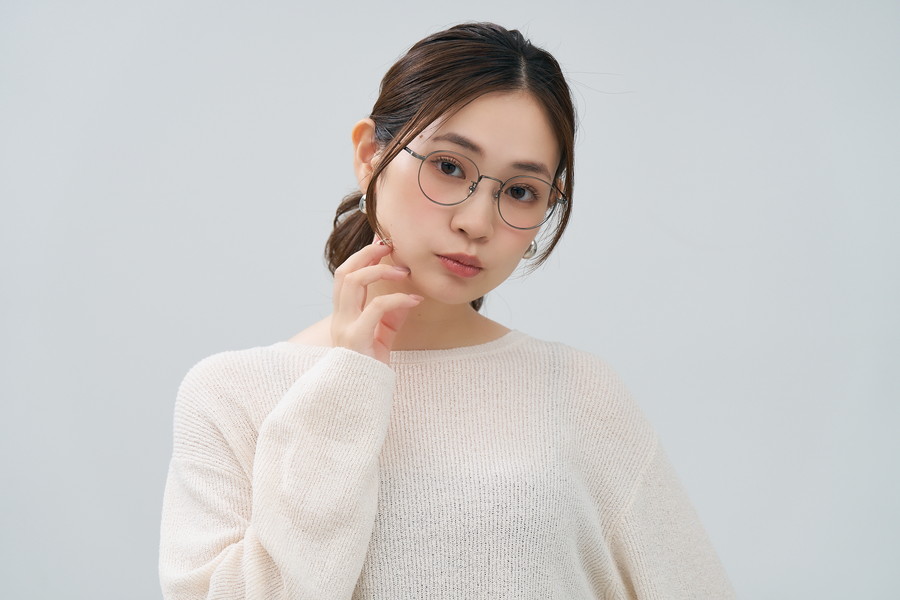 知的な印象のボストン型チタンフレーム