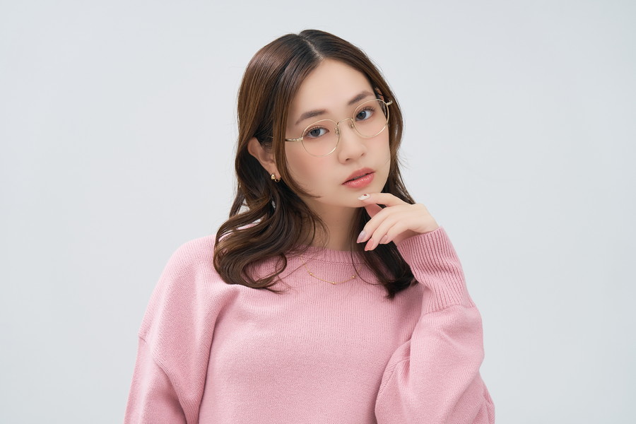 知的な印象のボストン型チタンフレーム