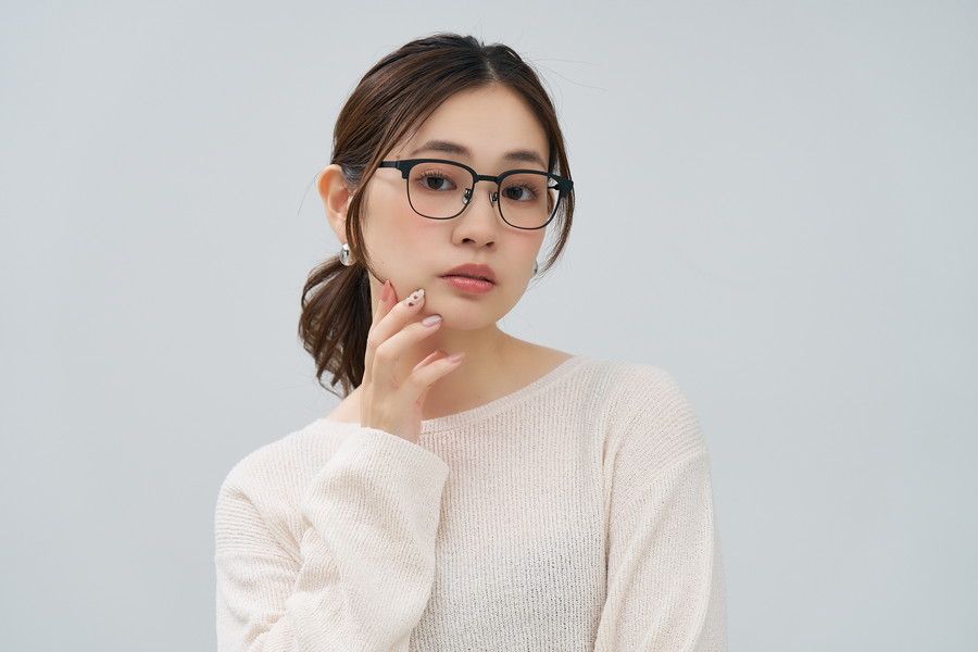 重厚感のあるウェリントン型チタンフレーム