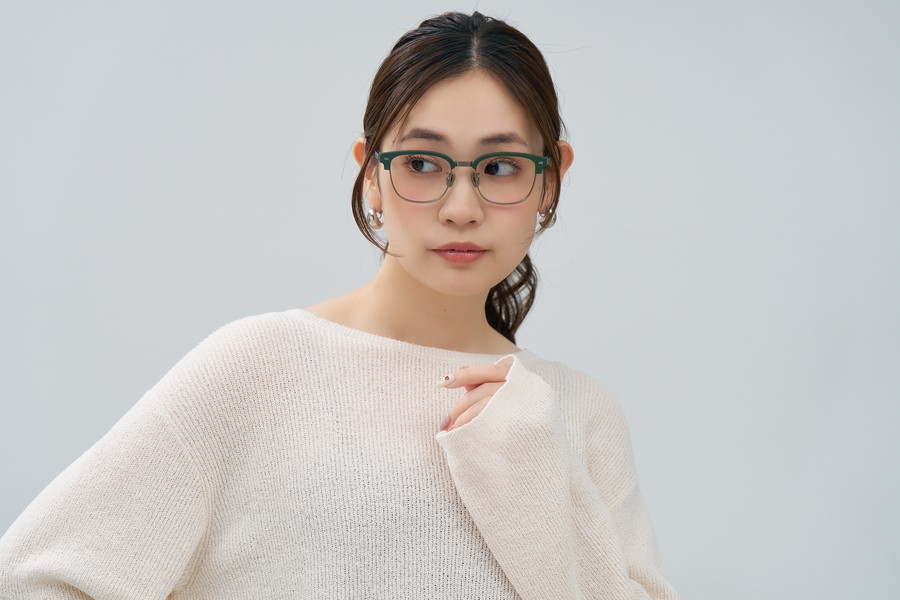 重厚感のあるウェリントン型チタンフレーム