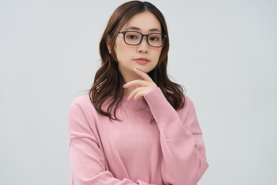 華奢なシルエットを活かしたチタンフレーム