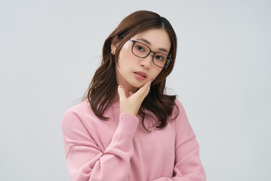 華奢なシルエットを活かしたチタンフレーム