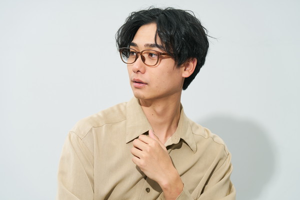 軽量素材を使用したウェリントンメガネ（ZA251004-42A1）｜メガネの