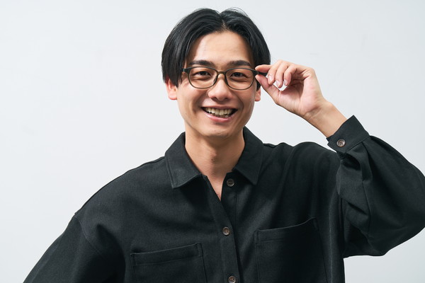 軽量素材を使用したウェリントンメガネ（ZA251004-64A1）｜メガネの