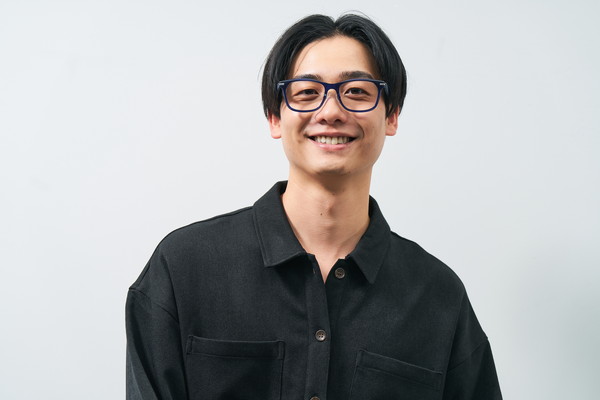 ラバーテンプルが特徴のウェリントン型メガネ（ZA251007-72A1