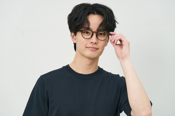 コーディネートの主役にぴったりな太縁メガネ（ZA251023-64A1