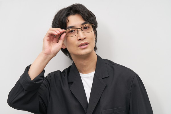 Zoff、老眼用跳ね上げ式メガネ「FLIP UP」に軽量モデル
