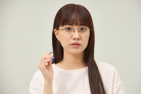 スペシャルプライス]軽やかなかけ心地が魅力のオーバルチタンメガネ