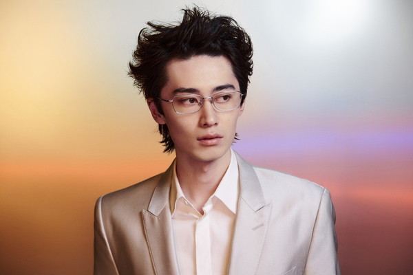 トレンド感のあるウェリントン型チタンフレーム（ZG253006-15F1