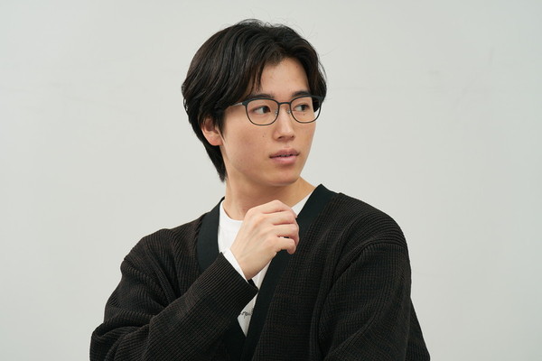 華奢なシルエットを活かしたチタンフレーム（ZG253008-14F1）｜メガネ