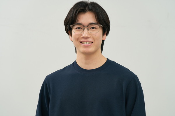 重厚感のあるウェリントン型チタンフレーム（ZM252002-43F1）｜メガネ