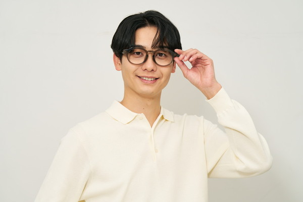 かけるだけで存在感がある太縁メガネ（ZN241033-42A1）｜メガネ