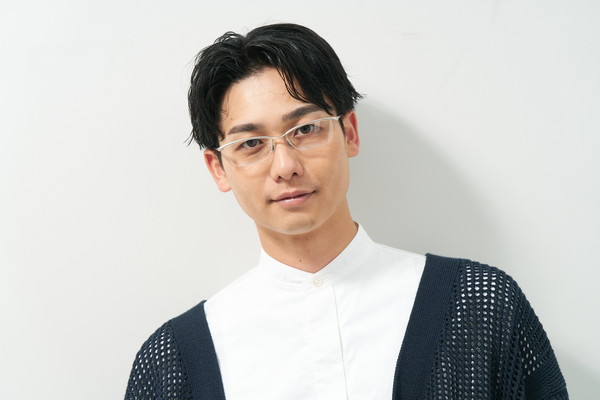 セール価格]掛け心地抜群！バネ構造を採用したメタルフレーム