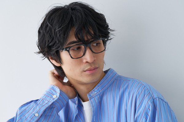 スペシャルプライス]ウェリントンシェイプで重厚感のあるBLACK