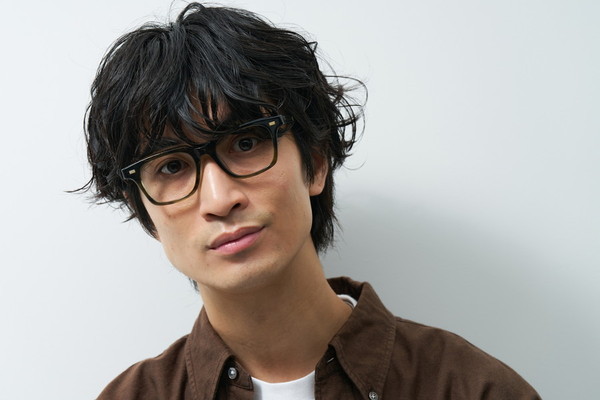 MANOF ブラウンM セール価格]ウェリントンシェイプで重厚感のあるBLACK STYLE
