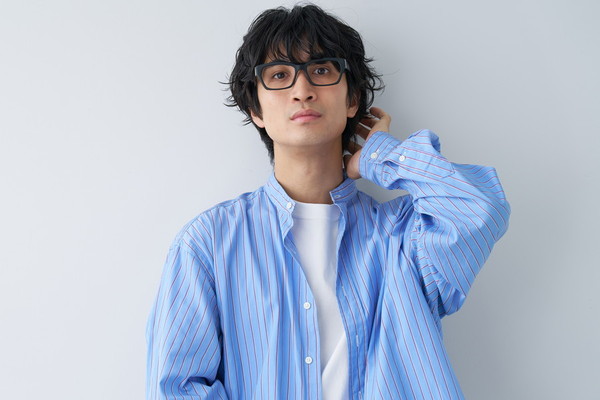 スペシャルプライス]ウェリントンシェイプで重厚感のあるBLACK