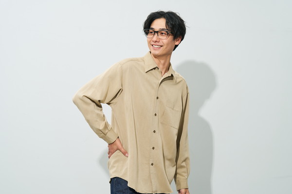 ラバーテンプルが特徴のウェリントン型メガネ（ZA251007-18E1