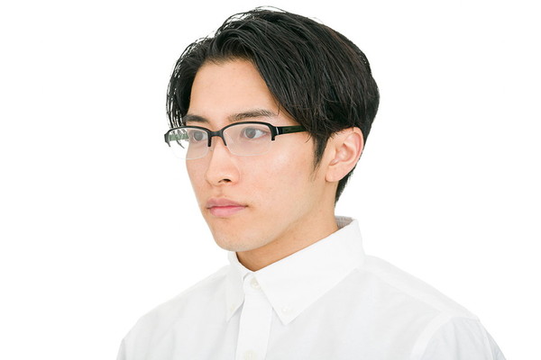 見ると眼がつぶれる AKITTOのフレームmiu2 薄くて、見え方重視のレンズ ベルーナZX