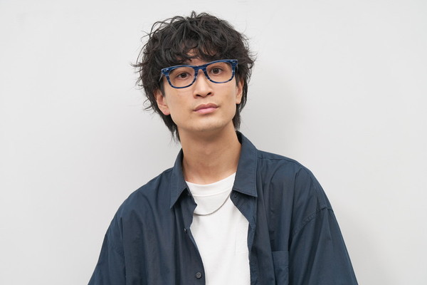 Zoff、老眼用跳ね上げ式メガネ「FLIP UP」に軽量モデル