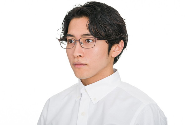 セール価格]0.4mm厚の極薄メタルを採用した、掛け心地抜群のメタル