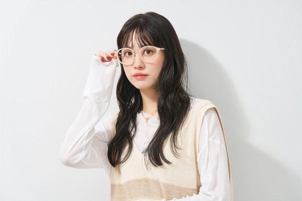 Amazon.co.jp: ダイカットクッション ゆい メガネ : ファッション