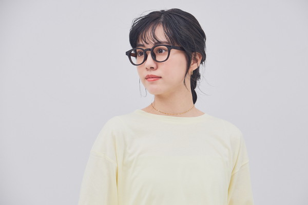 コーディネートの主役にぴったりな太縁メガネ（ZA251023-43A1