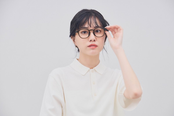 コーディネートの主役にぴったりな太縁メガネ（ZA251023-64A1