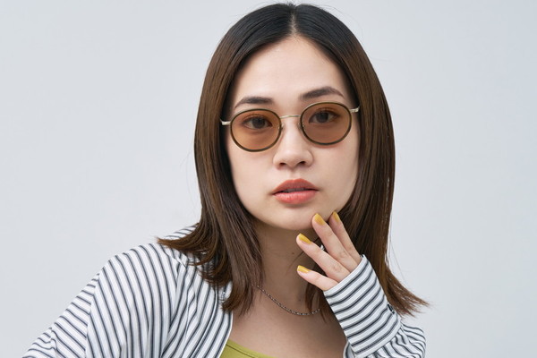 Zoff｜AOI IHARA ボストン型カラーレンズサングラス/ブラウン×ブラウン ZF231G15-43A1】(サングラス WOMEN ボストン  ブラウン) メガネのZoffオンラインストア