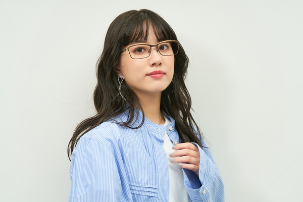 ビジネスシーンにおすすめのスクエアフレーム/FLIP UP(跳ね上げ